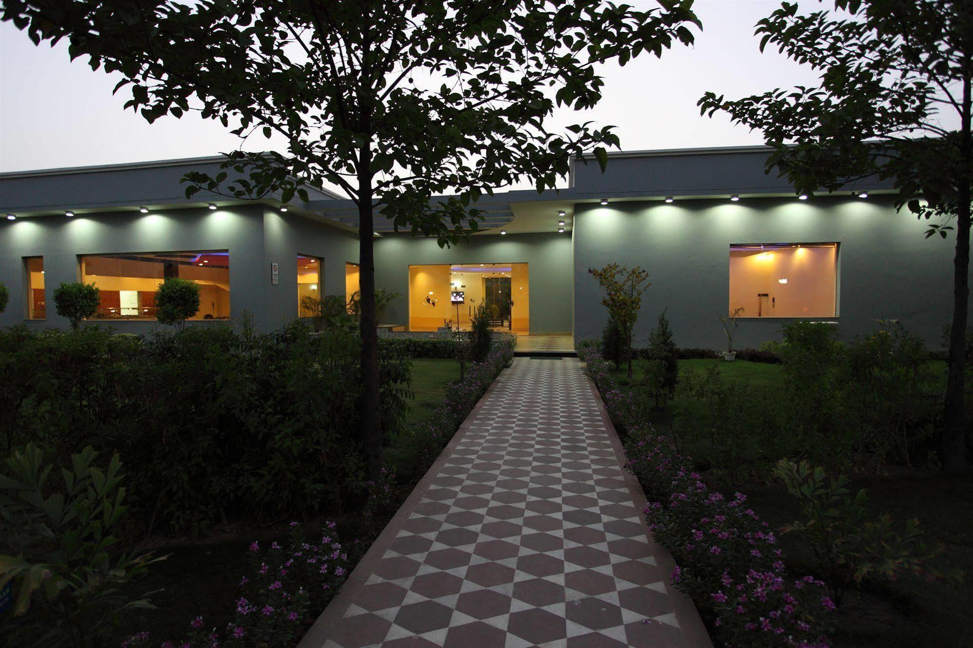 Shri Radha Brij Vasundhara Resort & Spa Govardhan Buitenkant foto